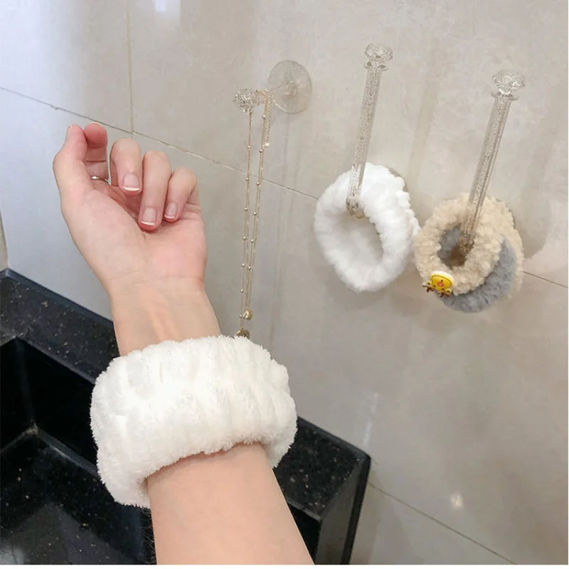 قطعتان من سوار غسل الوجه والمع - مراجعة Sweat Band Wrist وسعره